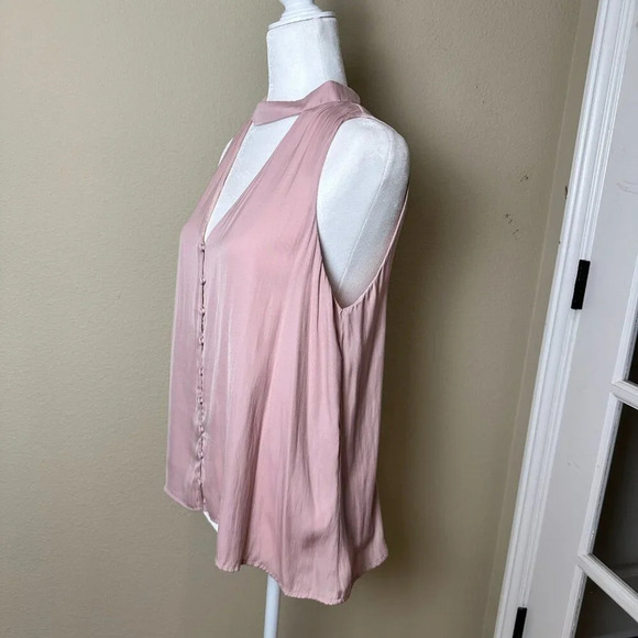 ASTR THE LABEL Blush V Neck Silky Blouse Tank Top - Size Large - Picture 4 of 8